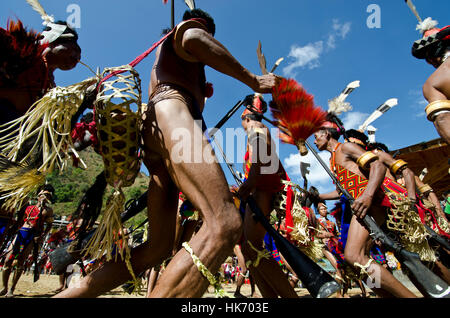 Krieger des konyak Stamm rituelle Tänze an hornbill Festival durchführen Stockfoto