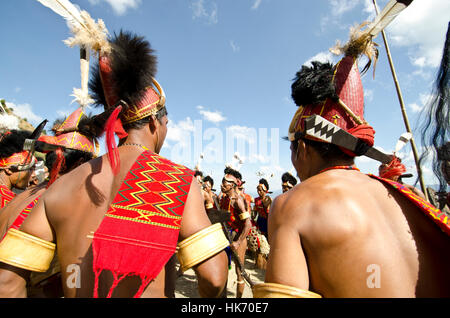 Krieger des konyak Stamm rituelle Tänze an hornbill Festival durchführen Stockfoto