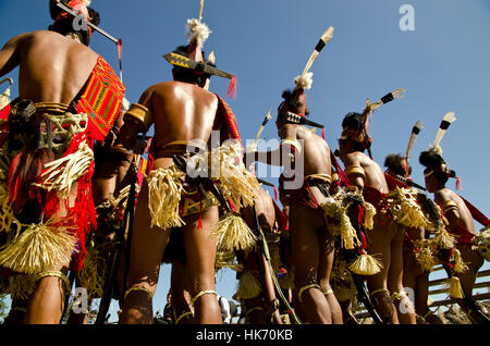 Krieger des konyak Stamm rituelle Tänze an hornbill Festival durchführen Stockfoto