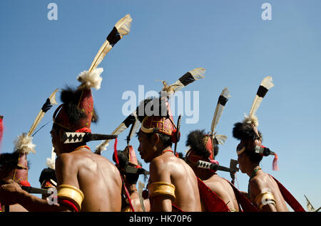 Krieger des konyak Stamm rituelle Tänze an hornbill Festival durchführen Stockfoto