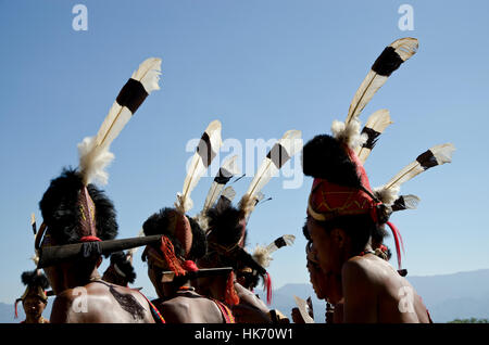 Krieger des konyak Stamm rituelle Tänze an hornbill Festival durchführen Stockfoto