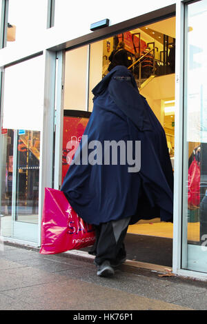 Arena Retail Park, Harringay, Nord-London, UK. 26. Dezember 2016 halten Shopper mehrere Taschen bei Next in Arena Retail Park, Harringay, Nord-London zu Beginn der jährlichen Winterschlussverkauf.  Mitwirkende: Atmosphäre wo: London, Vereinigtes Königreich bei: Kredit-26. Dezember 2016: Dinendra Haria/WENN.com Stockfoto