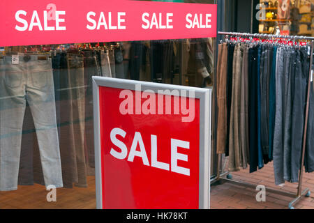 Jeans Hose auf Verkauf im Fashion store Stockfoto