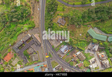 Antenne Stadtblick von kleinen urbanen Landschaft in Banos De Agua Santa Provinz Tungurahua Im Tageslicht Südamerika Stockfoto