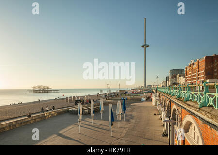 Winternachmittag am Brighton Seafront, East Sussex, England. Pier West Ruinen und i360 Turm in der Ferne. Stockfoto