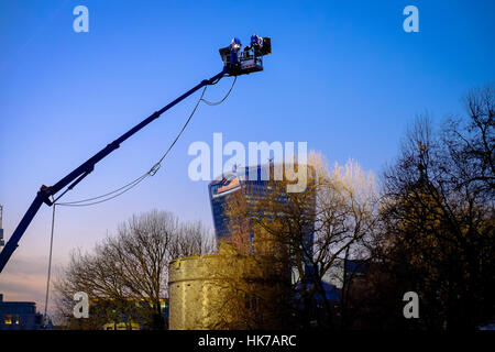 Ein Kran hisst eine Beleuchtung Rig über den Tower of London im Rahmen der Herstellung eines Films vor Ort. Stockfoto