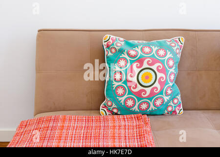 Stilvolle Sofa mit Kissen Stockfoto