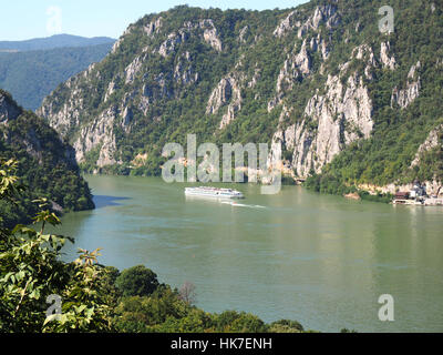2000-Füße von senkrechten Felsen über der Donau Djerdap-Schlucht und Nationalpark, Ost-Serbien Stockfoto