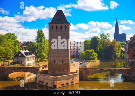 Straßburg, mittelalterliche Brücke Ponts Couverts und Dom, Blick vom Barrage Vauban. Elsass, Frankreich. Stockfoto