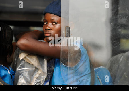 SIERRA LEONE, Kent, Mädchen im Schulbus Stockfoto