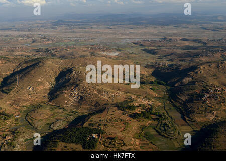 Madagaskar, Flug nach Antananarivo, Dorf und Reisfelder in Bergen / MADAGASKAR, Anflug Antananarivo, Luftbild Reisfelder Im Hochland Stockfoto