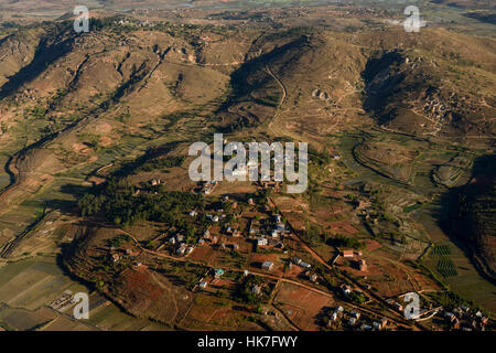 Madagaskar, Flug nach Antananarivo, Dorf und Reisfelder in Bergen / MADAGASKAR, Anflug Antananarivo, Luftbild Reisfelder Im Hochland Stockfoto