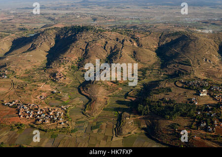 Madagaskar, Flug nach Antananarivo, Dorf und Reisfelder in Bergen / MADAGASKAR, Anflug Antananarivo, Luftbild Reisfelder Im Hochland Stockfoto