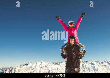 Glückliches Paar der Snowboarder in den alpinen Bergen Stockfoto