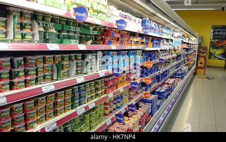 TESCO Speicher innen. Regalen Sie mit Lebensmitteln. Stockfoto