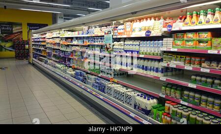 TESCO Speicher innen. Regalen Sie mit Lebensmitteln. Stockfoto