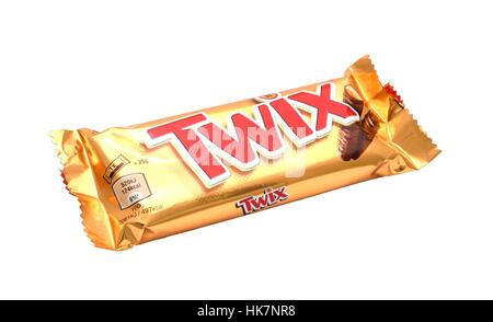 Twix Schokoriegel in wickeln auf weißem Hintergrund. Stockfoto