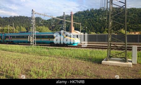 Hochgeschwindigkeitszug SuperCity Pendolino auf dem Hauptbahnhof verfolgen von Prag nach Brno vorbei Usti nad Orlici Bahnhof. Stockfoto