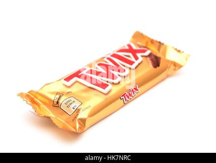 Twix Schokoriegel in wickeln auf weißem Hintergrund. Stockfoto