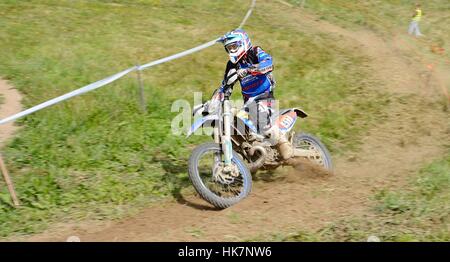 Nicht identifizierte Fahrer auf dem Motorrad auf Feld während europäische Enduro-Meisterschaft. Stockfoto