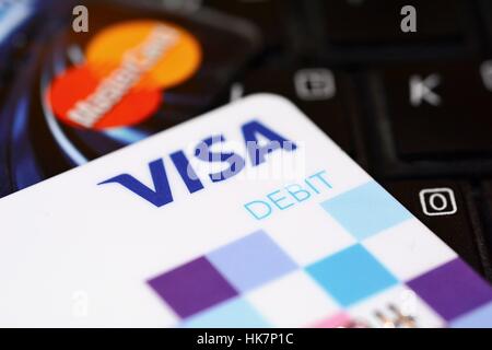 VISA und MasterCard Debitkarten setzen auf schwarzen Tastatur. Stockfoto