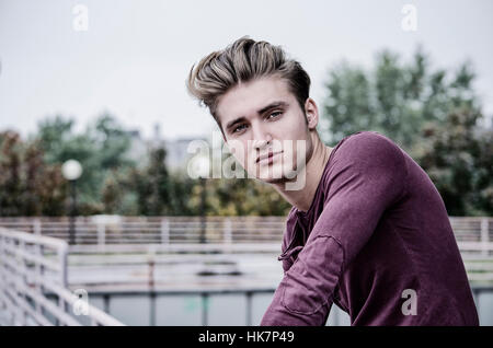 Attraktive blaue Augen, blonde junge Mann Stockfoto