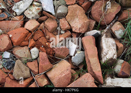 Ziegelbruch rot plus einige verwitterte Holz machen eine Hintergrundtextur Stockfoto