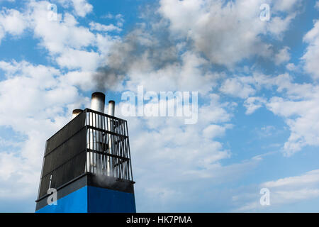 An Bord, Schornstein einer Fähre oder Kreuzfahrtschiff, schwarzer Rauch. Belastet die Atmosphäre auch um Urlaub, aus geschäftlichen Gründen reisen. Stockfoto