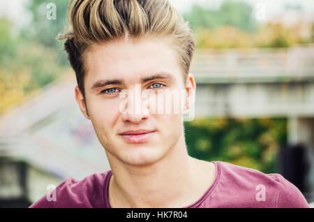 Attraktive blauäugige, blonden jungen Mann Kopfschuss Stockfoto