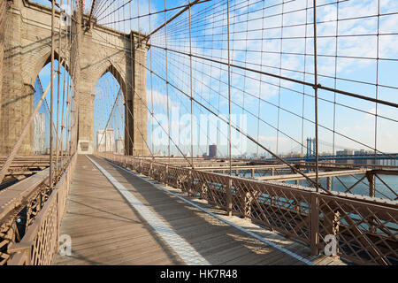 Leere Brooklyn Bridge Wanderweg an einem sonnigen Tag, New York Stockfoto