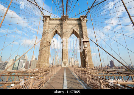 Leere Brooklyn Bridge Blick an einem sonnigen Tag, New York Stockfoto