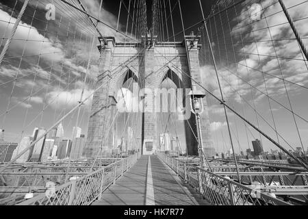 Leere Brooklyn Bridge Blick an einem sonnigen Tag, New York in schwarz / weiß Stockfoto