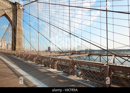 Leere Brooklyn Bridge-Wanderweg in der Morgensonne, New York Stockfoto