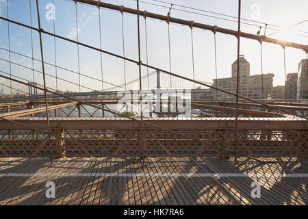Leere Brooklyn Bridge Fußgänger Gehweg in der Morgensonne, New York Stockfoto