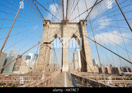 Brooklyn Bridge Weitwinkel in der Morgensonne, New York Stockfoto