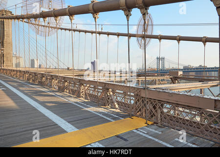 Leere Brooklyn Bridge Blick in der Morgensonne, New York Stockfoto