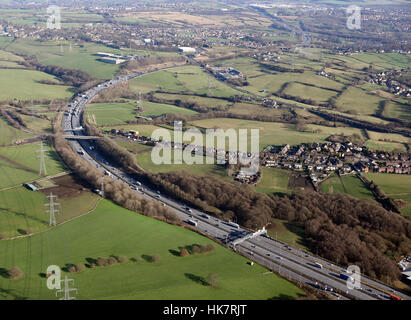 Luftaufnahme der Autobahn M62 nahe Cleckheaton wo Hunsworth Lane kreuzt, West Yorkshire, Großbritannien Stockfoto