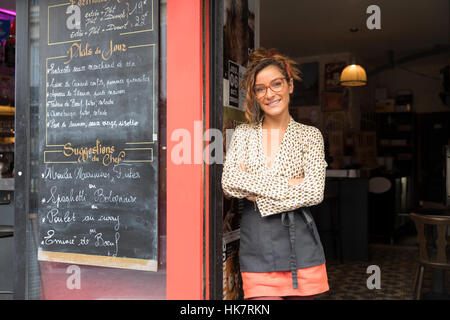 Unternehmer und Inhaber eines Cafés in Paris Stockfoto