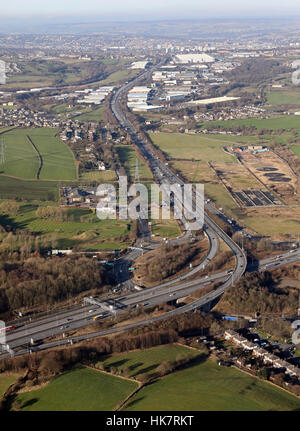 Luftaufnahme von Junction 26 der Autobahn M62 bei Cleckheaton, wo der M606, Bradford, West Yorkshire, Großbritannien abzweigt Stockfoto