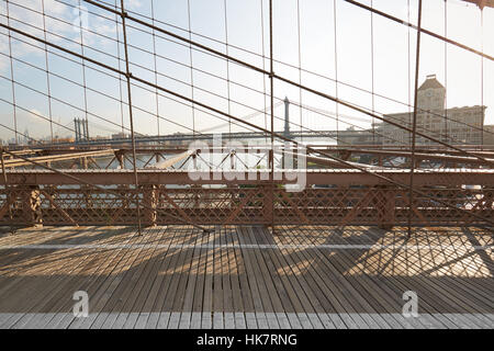 Brooklyn Bridge leer aus Holz Footpah in der Morgensonne, New York Stockfoto