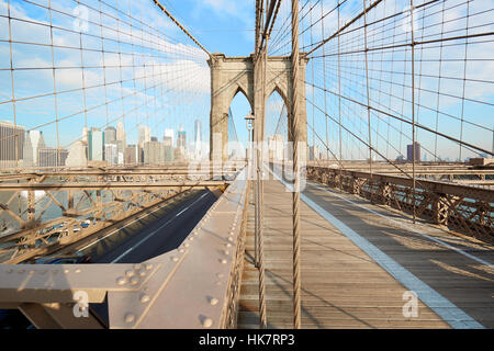 Leere Brooklyn Bridge an einem sonnigen Morgen, New York Stockfoto