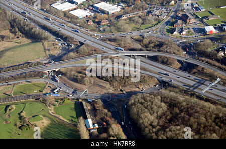 Luftaufnahme von Junction 26 der Autobahn M62 bei Cleckheaton, wo der M606, Bradford, West Yorkshire, Großbritannien abzweigt Stockfoto