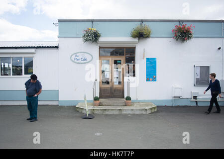 Ein Alter Mann starrt zurück auf den Boden, einen zweiten Weltkrieg Gedenktafel, Falmouth Stadt betrachten. Stockfoto