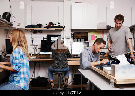 Zwei Frauen und zwei Männer in einer Technologie reparieren Shop oder Lab, Arbeit am Computer. Stockfoto