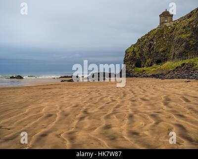 Mussenden Temple mit Blick auf Downhill Strand Stockfoto