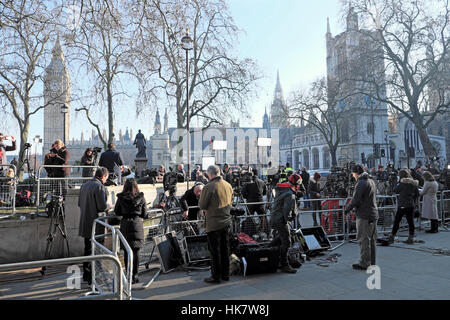 Nachrichtenmedien, Filmcrews und Journalisten am Obersten Gerichtshof nach Artikel 50-Urteil zugunsten des Parlaments, Parliament Square London UK KATHY DEWITT Stockfoto