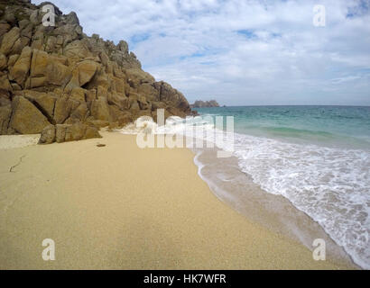 Porthcurno Strand und die Bucht von der Logan Rock der Ort ist, an dem die erste transatlantische telegraph Kabel an Land kam. Cornwall, England, Großbritannien Stockfoto