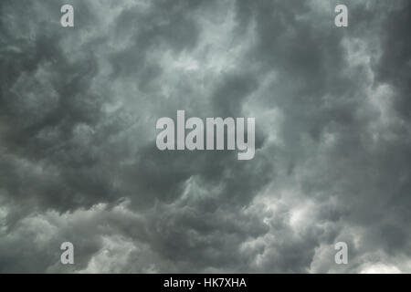 dunkle Gewitterwolken am Himmel vor dem Sturm Stockfoto