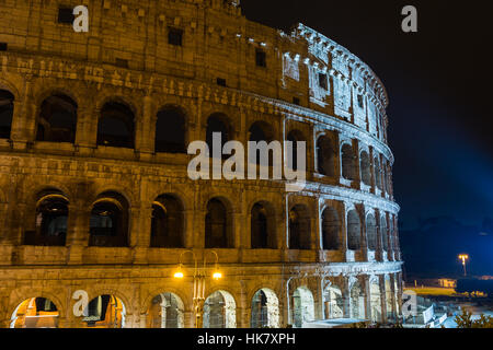 Ansicht-Kolosseum in Rom, Italien, Europa während Lichtshow mit blauem Licht Stockfoto