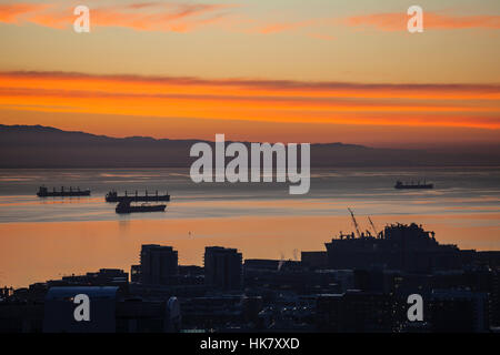 Vor Farbe und Wolken über der Bucht von San Francisco in Zentral-Kalifornien. Stockfoto